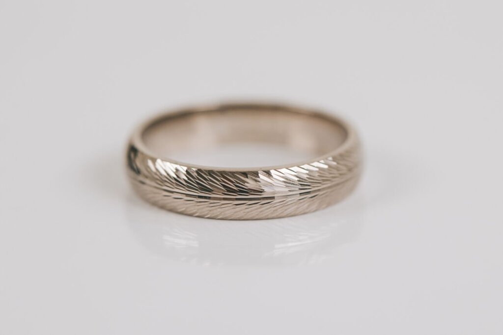 Feather Texture Engraved Wedding Band